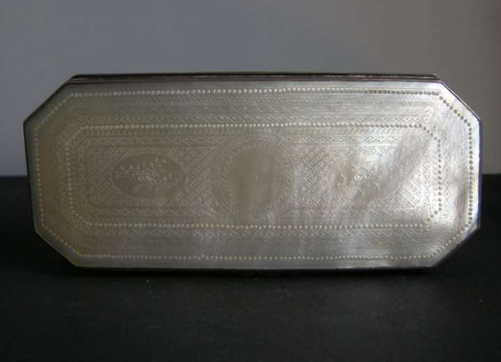 Box mother of pearl finely decorated - Mounted with silver for the export market - Canton